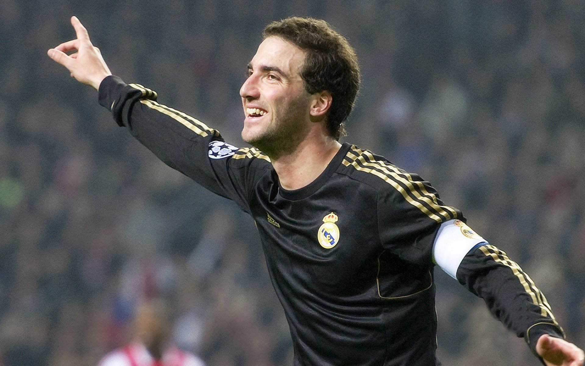 五大联赛边锋传中精准度提升对射手影响几何，传中最好的边锋